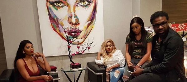 De gauche à droite, Jennifer Ondo, Vera Sikida, MT, Yves Bakena, pendant le tournage. - Sputnik Afrique