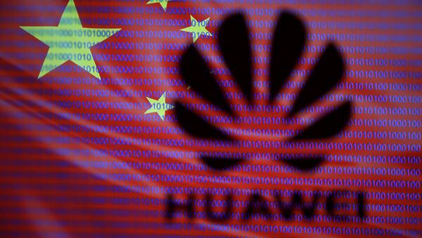 Логотип компании Huawei на фоне флага Китая - Sputnik Afrique