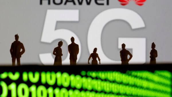 Small toy figures are seen in front of a displayed Huawei and 5G network logo in this illustration picture, March 30, 2019 - Sputnik Afrique