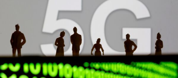 Small toy figures are seen in front of a displayed Huawei and 5G network logo in this illustration picture, March 30, 2019 - Sputnik Afrique