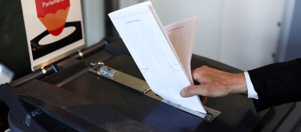 Избиратель голосует на выборах в Европарламент в Амстердаме, Нидерланды - Sputnik Afrique