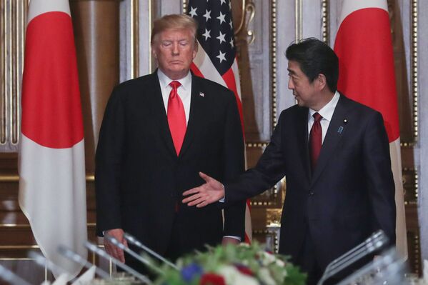 Selfies avec Abe et autres aventures de Trump au Japon - Sputnik Afrique