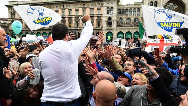 Italian Deputy Prime Minister and Interior Minister Matteo Salvini (C) greets supporters during a rally of European nationalists ahead of European elections on May 18, 2019, in Milan - Sputnik Afrique