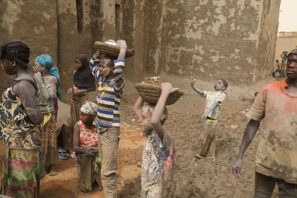 Au Mali, la restauration de la mosquée classée de Djenné mobilise tous les habitants Au Mali, la restauration de la mosquée classée de Djenné mobilise tous les habitants - Sputnik Afrique