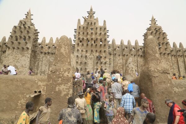 Au Mali, la restauration de la mosquée classée de Djenné mobilise tous les habitants Au Mali, la restauration de la mosquée classée de Djenné mobilise tous les habitants - Sputnik Afrique