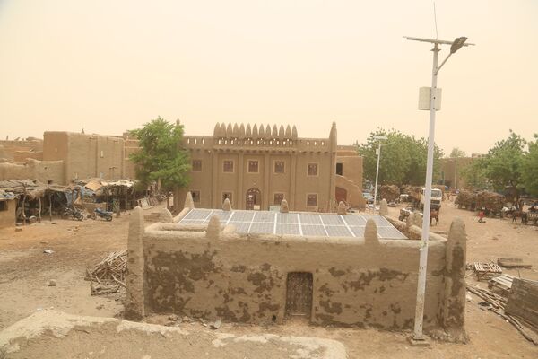 Au Mali, la restauration de la mosquée classée de Djenné mobilise tous les habitants Au Mali, la restauration de la mosquée classée de Djenné mobilise tous les habitants - Sputnik Afrique