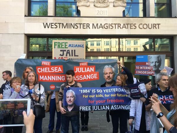 Des partisans de Julian Assange se sont rassemblés devant le tribunal londonien de Westminster Des partisans de Julian Assange se sont rassemblés devant le tribunal londonien de Westminster - Sputnik Afrique