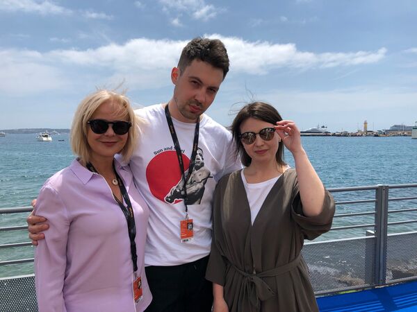 L'équipe du film «Sujet complexe» à Cannes (de g. à d.): l'actrice Nelli Popova, le producteur Danila Yakovlev et la réalisatrice Olessya Yakovleva L'équipe du film «Sujet complexe» à Cannes (de g. à d.): l'actrice Nelli Popova, le producteur Danila Yakovlev et la réalisatrice Olessya Yakovleva - Sputnik Afrique