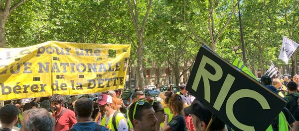 Les Gilets jaunes continuent à manifester à Paris après les élections européennes, le 1er juin 2019 Les Gilets jaunes continuent à manifester à Paris après les élections européennes, le 1er juin 2019 - Sputnik Afrique