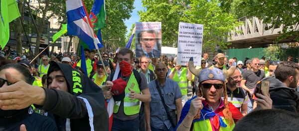 Les Gilets jaunes continuent à manifester à Paris après les élections européennes, le 1er juin 2019 Les Gilets jaunes continuent à manifester à Paris après les élections européennes, le 1er juin 2019 - Sputnik Afrique