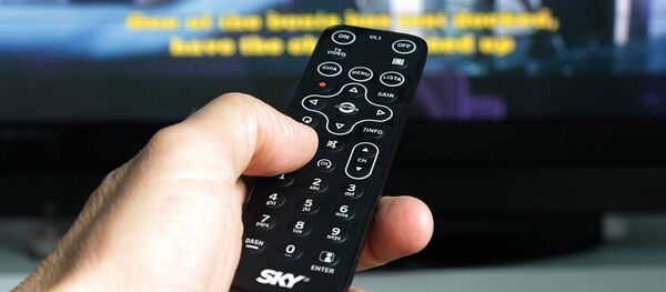 Рука с пультом напротив телевизора - Sputnik Afrique