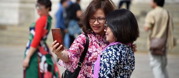 Иностранные туристы фотографируются на Соборной площади Московского Кремля - Sputnik Afrique