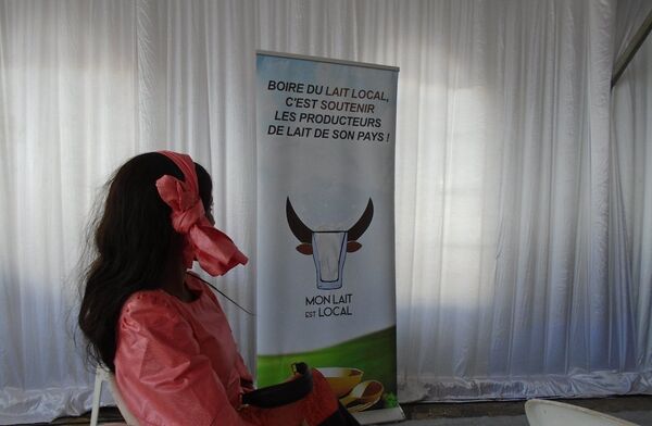 Une affiche de la campagne internationale «Mon lait est local» à Dakar, lors de la célébration de la Journée mondiale du lait, le 1er juin 2019. Une affiche de la campagne internationale «Mon lait est local» à Dakar, lors de la célébration de la Journée mondiale du lait, le 1er juin 2019. - Sputnik Afrique