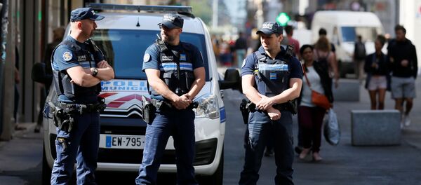 Полицейский патруль на улицах после взрыва в центре Лиона - Sputnik Afrique
