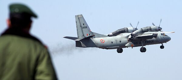 A soldier stands guard as an Indian Air Force AN-32 transport aircraft. - Sputnik Afrique