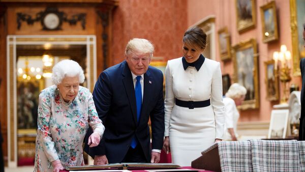Élisabeth II, Melania et Donald Trump  - Sputnik Afrique