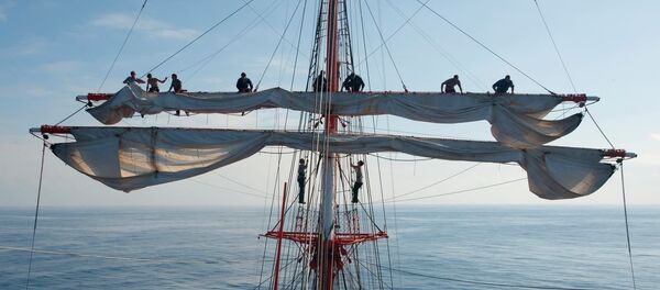 Un quatre-mâts Sedov lors d'un tour du monde en 2012 - Sputnik Afrique