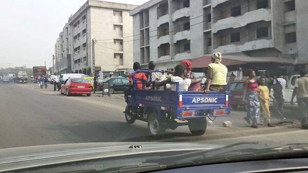 Exemple de motos-taxis circulant dans les rues d’Abidjan - Sputnik Afrique