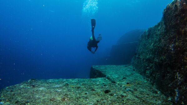 Le relief sous-marin en terrasses de l’archipel japonais des Ryukyu fait jusqu’à aujourd’hui l’objet de contreverses scientifiques. S’agit-il d’une formation naturelle ou artificielle ? - Sputnik Afrique