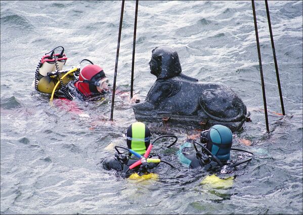 Plongeurs français remontant un sphynx du fond des eaux baignant Alexandrie, Egypte. - Sputnik Afrique