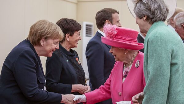 Élisabeth II présentée par la Première ministre britannique Theresa May à la chancelière allemande Angela Merkel  - Sputnik Afrique