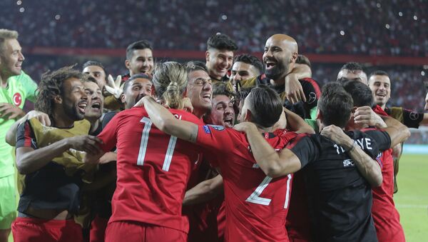 Les footballeurs turcs après avoir remporté un match des éliminatoires de l’Euro 2020 contre les Bleus - Sputnik Afrique