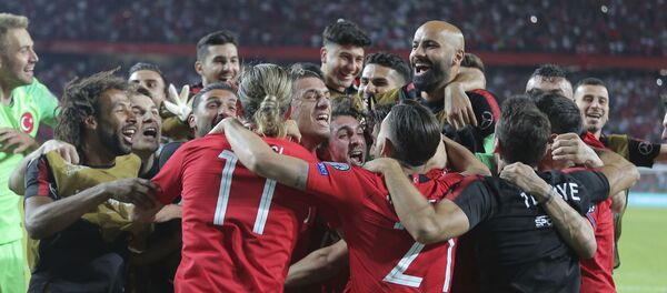 Les footballeurs turcs après avoir remporté un match des éliminatoires de l’Euro 2020 contre les Bleus - Sputnik Afrique