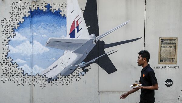 Граффити с изображением пропавшего малайзийского боинга, выполнявшего рейс MH370 - Sputnik Afrique