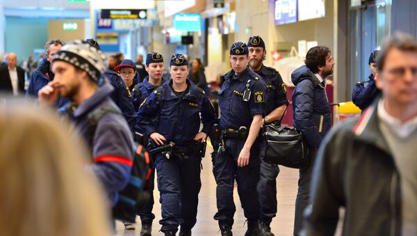Swedish policemen patrol the Arlanda airport outside Stockholm, Sweden March 22, 2016. - Sputnik Afrique