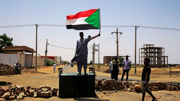 Un manifestant à Khartoum - Sputnik Afrique