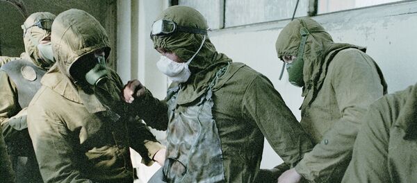 A Tchernobyl, les liquidateurs  mettent les costumes de protection pour travailler sur le toit du réacteur - Sputnik Afrique