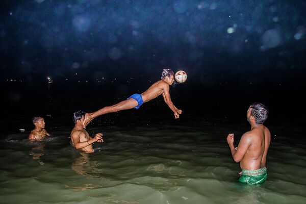 Moment décisif durant un match de waterpolo du photographe indien Ayanava Sil, finaliste dans la catégorie Sport, photo unique. - Sputnik Afrique