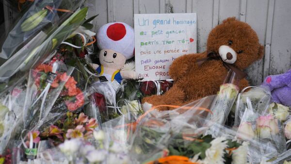 Des fleurs et des jouets sur les lieux de l'accident qui a coûté la vie à un enfant de 9 ans à Lorient - Sputnik Afrique