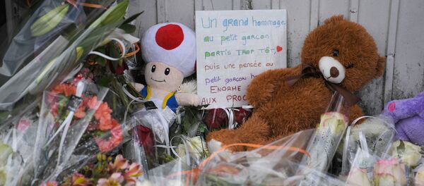 Des fleurs et des jouets sur les lieux de l'accident qui a coûté la vie à un enfant de 9 ans à Lorient - Sputnik Afrique