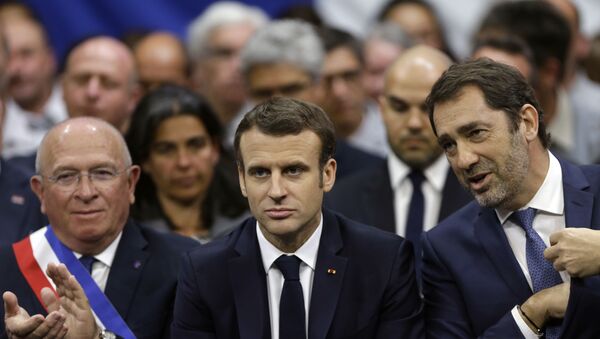 Le Président Emmanuel Macron, le maire de Gréoux-les-Bains Paul Audan, et le ministre de l'Intérieur Minister Christophe Castaner à Gréoux-les-Bains - Sputnik Afrique