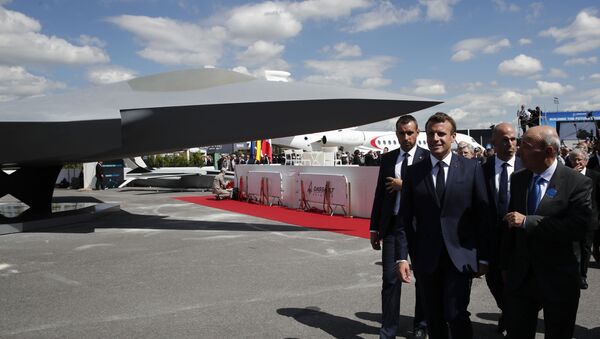 Emmanuel Macron et Éric Trappier, directeur de Dassault Aviation, dévoilent la maquette de l'avion «Next generation fighter» qui fera partie du SCAF - Sputnik Afrique