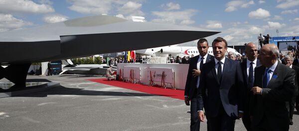 Emmanuel Macron et Éric Trappier, directeur de Dassault Aviation, dévoilent la maquette de l'avion «Next generation fighter» qui fera partie du SCAF - Sputnik Afrique