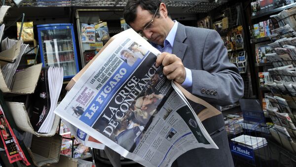 Un homme lisant Le Figaro - Sputnik Afrique