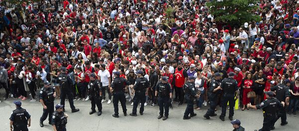 Jun 17, 2019; Toronto, Ontario, Canada; Toronto Police work on crowd control during the Toronto Raptors Championship Parade. Mandatory Credit: Nick Turchiaro-USA TODAY Sports - Sputnik Afrique
