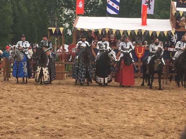 Des chevaliers francophones joutent à Moscou et évoquent les valeurs bafouées d’aujourd’hui Des chevaliers francophones joutent à Moscou et évoquent les valeurs bafouées d’aujourd’hui - Sputnik Afrique