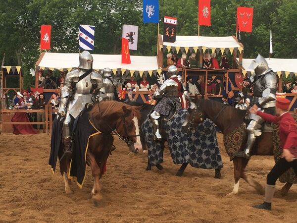 Des chevaliers francophones joutent à Moscou et évoquent les valeurs bafouées d’aujourd’hui Des chevaliers francophones joutent à Moscou et évoquent les valeurs bafouées d’aujourd’hui - Sputnik Afrique