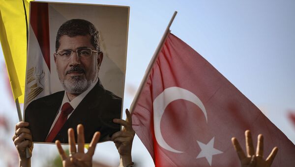 un portrait de Mohammed Morsi et un drapeau turc - Sputnik Afrique