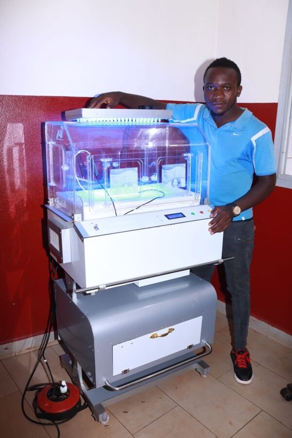 Serge Armel Njidjou fabrique une couveuse made in Cameroon interactive Serge Armel Njidjou fabrique une couveuse made in Cameroon interactive - Sputnik Afrique