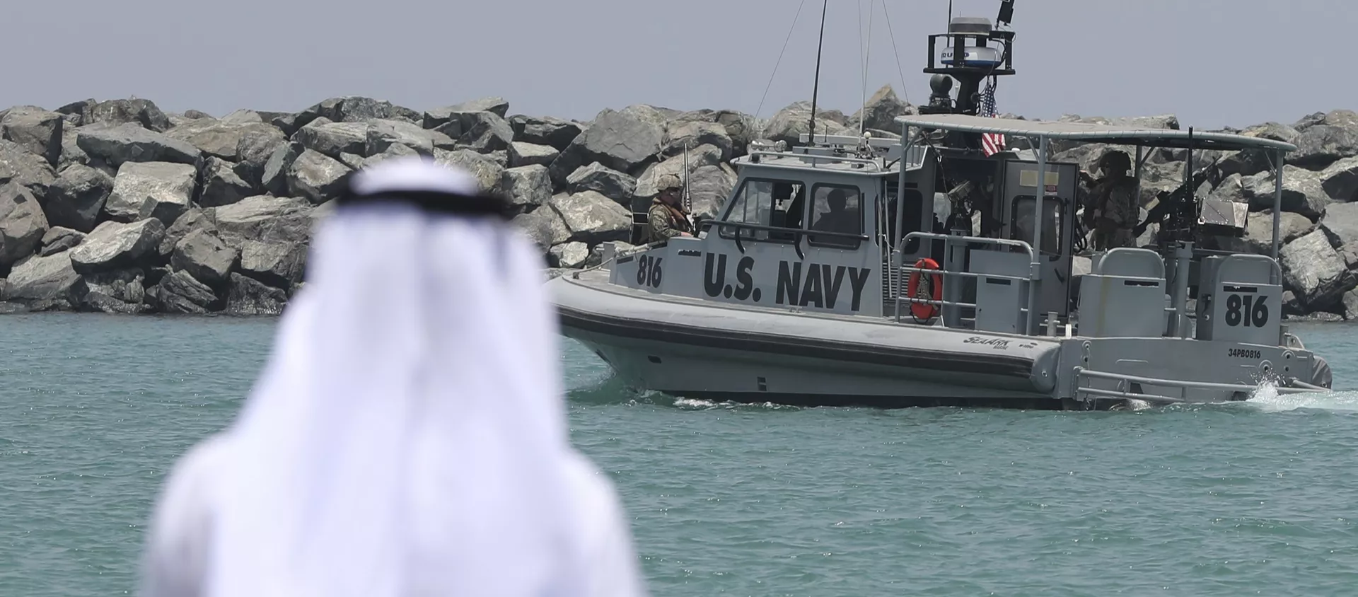Un patrouilleur de la marine américaine transportant des journalistes pour voir les pétroliers endommagés quitte une base de la 5e flotte de la marine américaine près de Fujairah, aux Émirats arabes unis, mercredi 19 juin 2019. Les mines à patelle utilisées pour attaquer un pétrolier japonais près du détroit d'Ormuz présentaient une ressemblance frappante avec des mines similaires exhibées par l'Iran, a déclaré mercredi un expert en explosifs de la marine américaine. L'Iran a nié être impliqué. (AP Photo/Kamran Jebreili) - Sputnik Afrique, 1920, 27.07.2021