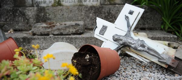 un crucifix renversé - Sputnik Afrique