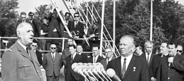 Charles de Gaulle et Nicolaï Podgorny à l'aéroport de Vnukovo, 20 juin 1966 - Sputnik Afrique