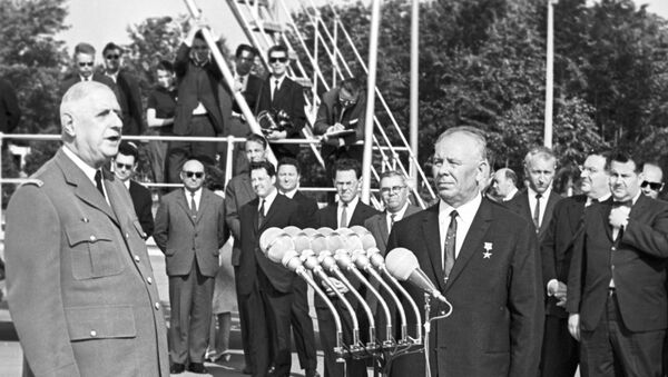 Charles de Gaulle et Nicolaï Podgorny à l'aéroport de Vnukovo, 20 juin 1966 - Sputnik Afrique
