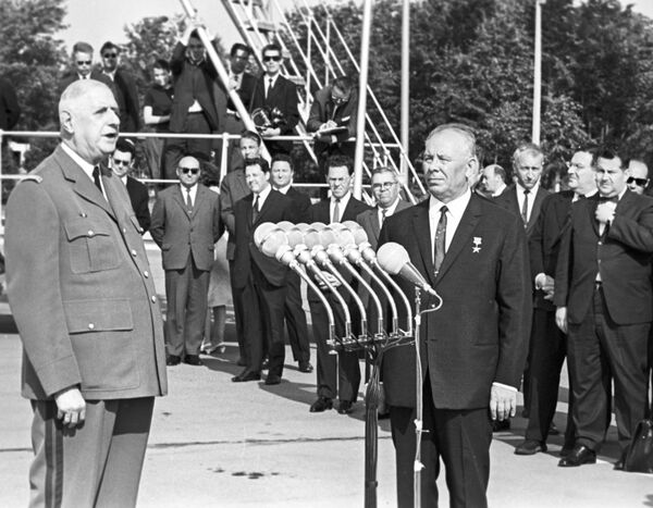 Charles de Gaulle et Nicolaï Podgorny à l'aéroport de Vnukovo, 20 juin 1966 Charles de Gaulle et Nicolaï Podgorny à l'aéroport de Vnukovo, 20 juin 1966 - Sputnik Afrique