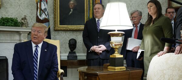 Donald Trump, Mike Pompeo et John Bolton derrière lui - Sputnik Afrique