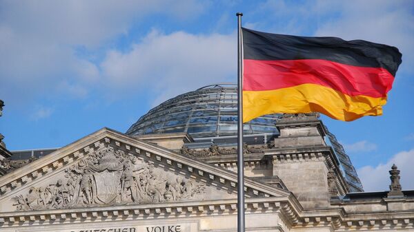 Drapeau allemand devant le Reichstag, Berlin (photo d'archives) - Sputnik Afrique